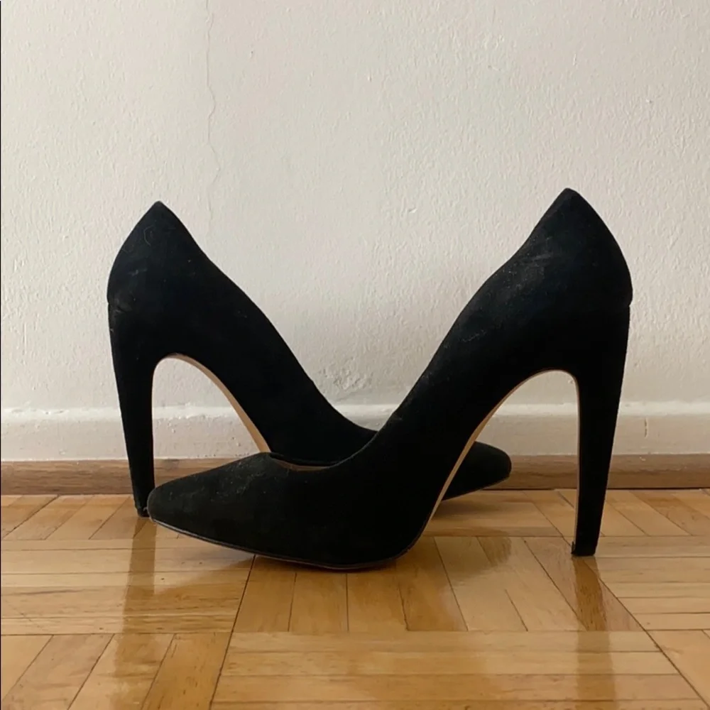 Via Spiga Classic Black Heels - Picture 4 of 12
